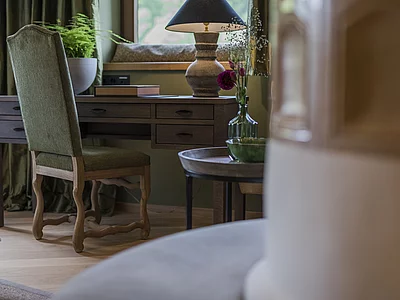 Tisch mit Stuhl in der Suite Romantik im Hotel Unterschwarzachhof