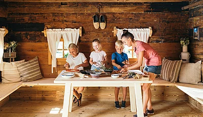 Kinder beim Pizza backen in der Kinderalm im Hotel Unterschwarzachhof