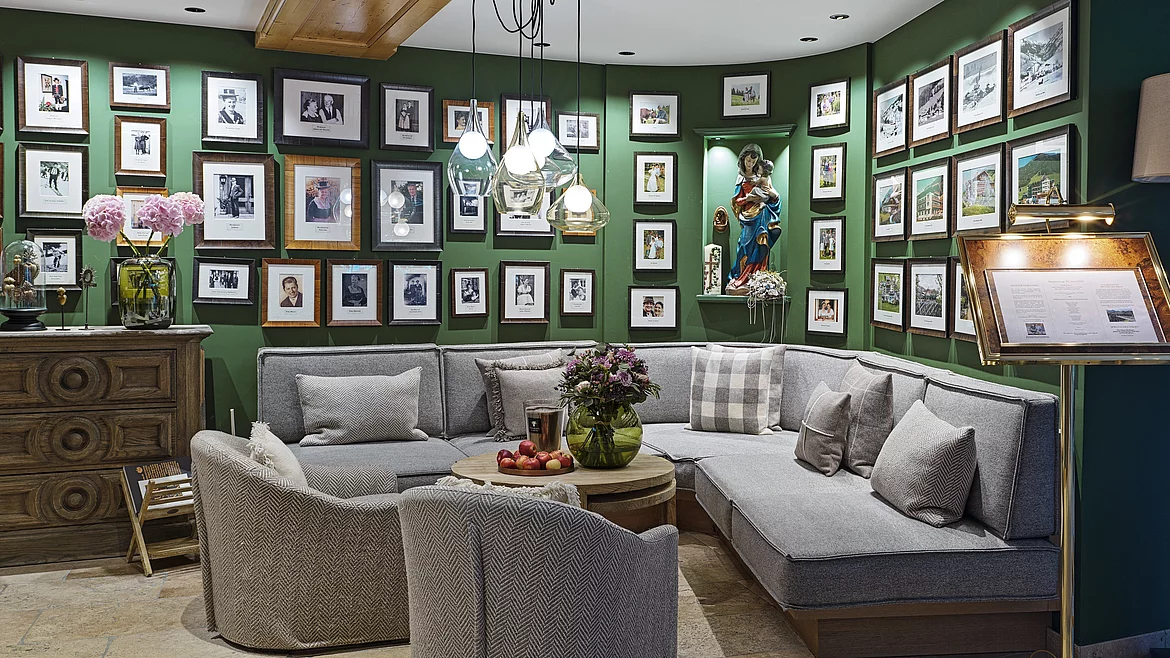 lobby mit bildergaleri im unterschwarzachhof