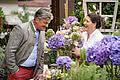 Jacky und Toni Hasenauer beim Blumen arrangieren im Hotel Unterschwarzachhof