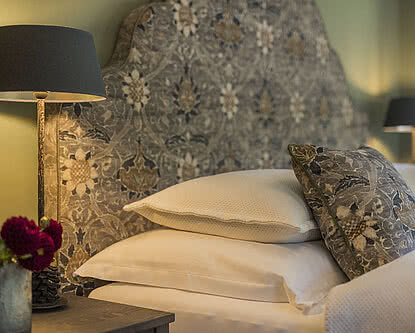 Doppelbett in der Suite Romantik im Hotel Unterschwarzachhof