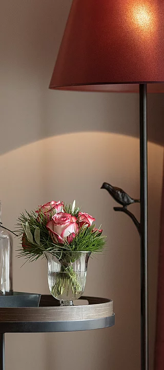 Beistelltisch und Stehlampe in der Premium Suite Wolke 7 im Hotel Unterschwarzachhof