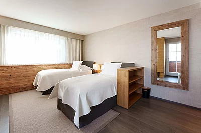 Kinderzimmer mit zwei getrennten Betten in der Premium Familiensuite im Hotel Unterschwarzachhof