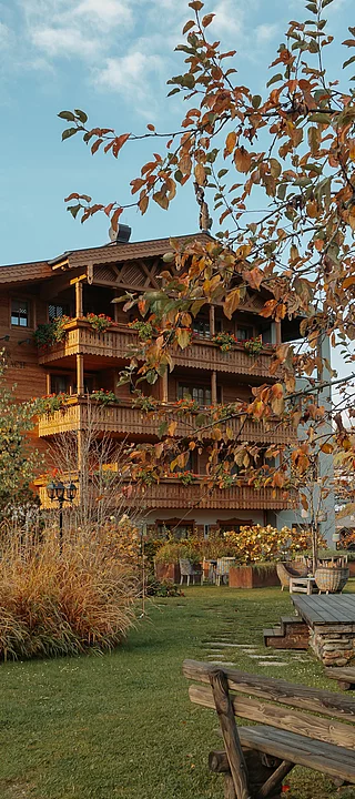 Außenansicht des Hotel Der Unterschwarzachhof in Saalbach Hinterglemm im Herbst