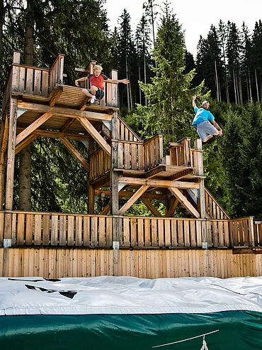 Kinder beim Spielen im Jump & Slide Park in Saalbach