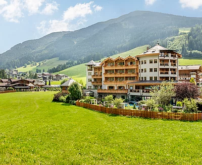 Außenansicht des Hotel Unterschwarzachhof in Saalbach Hinterglemm im Sommer