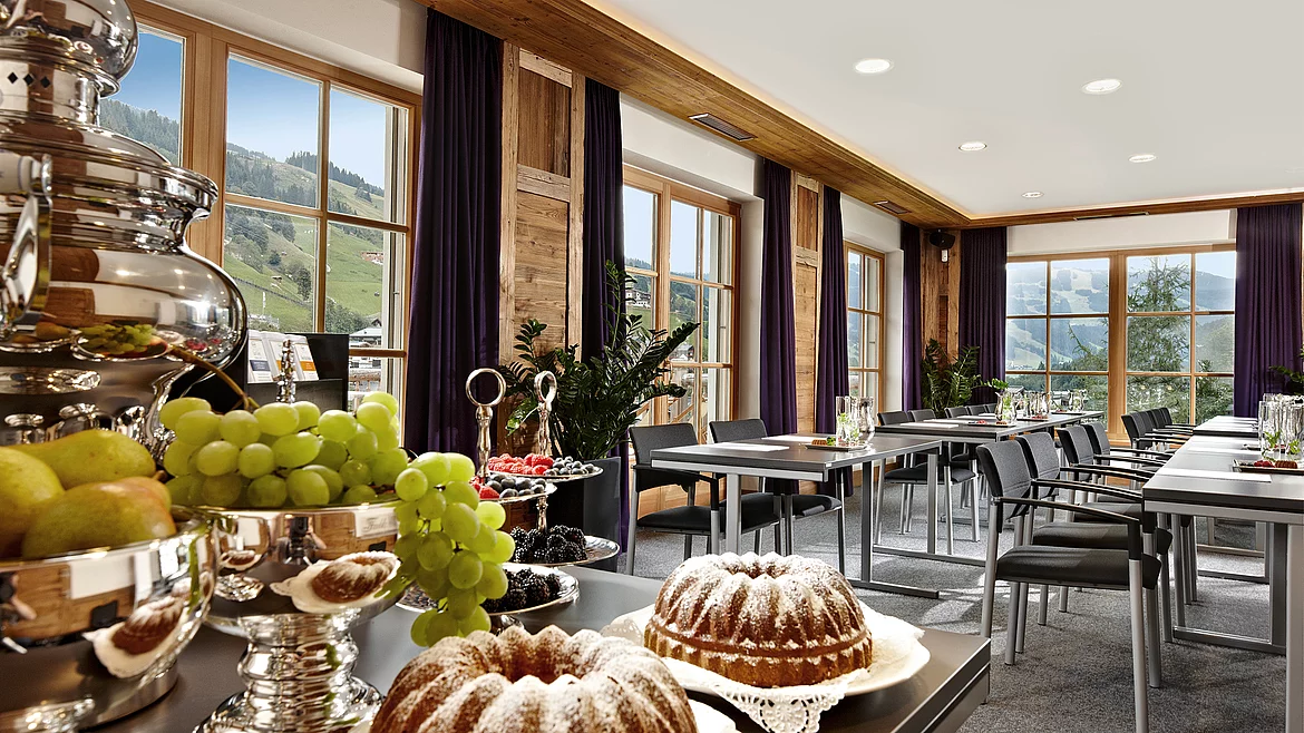 Seminarraum mit Pausenbuffet Der Schwarzacher Saalbach Hinterglemm