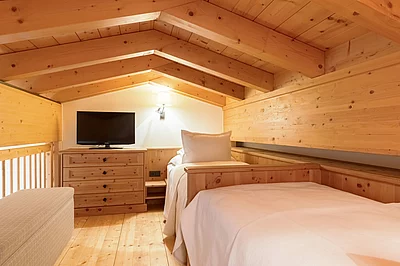 Galerie mit Betten Zirbensuite im Unterschwarzachhof in Saalbach Hinterglemm
