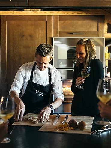 Chef cooking in the Riding Room, surrounded by guests, Hotel Unterschwarzachhof