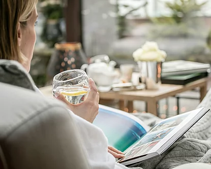 Wellness und Spa Bereich 4*s Wellnesshotel Unterschwarzachhof Sa Dame mit Getränk im Spa Bereich im Hotel Unterschwarzachhof