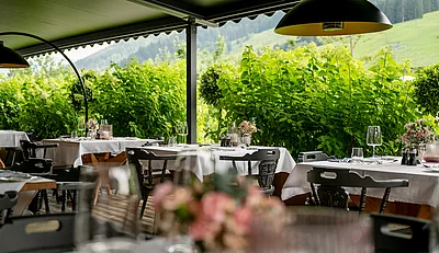 Gedeckter Tisch auf der Terrasse des Hotel Unterschwarzachhof Saalbach Hinterglemm