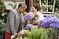 Jacky und Toni Hasenauer beim Blumen arrangieren im Hotel Unterschwarzachhof