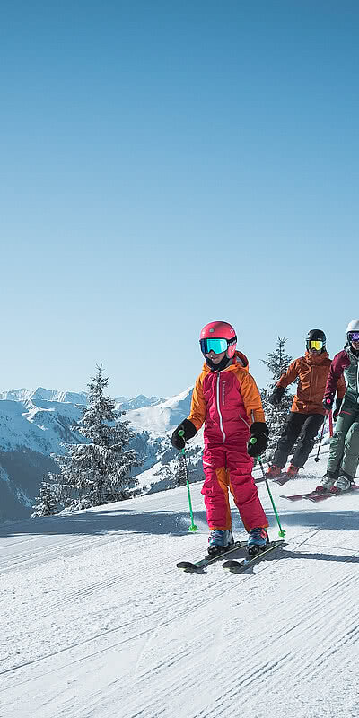 Familie beim Skiurlaub in Saalbach Hinterglemm