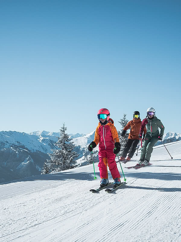 Familie beim Skiurlaub in Saalbach Hinterglemm