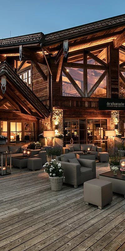 Außenansicht bei Abenddämmerung im Sommer der Eventlocation Der Schwarzacher in Saalbach Hinterglemm