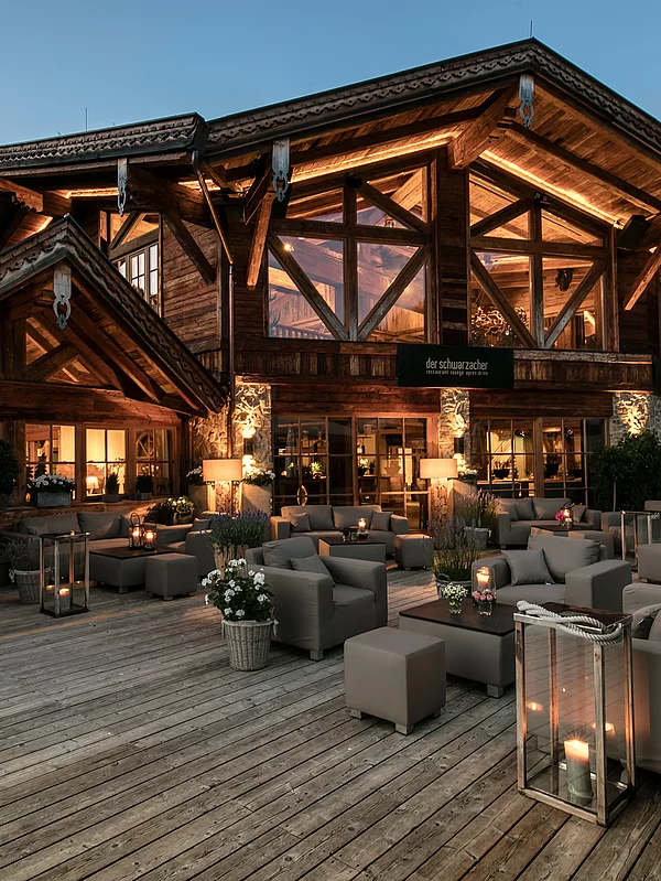 Außenansicht bei Abenddämmerung im Sommer der Eventlocation Der Schwarzacher in Saalbach Hinterglemm