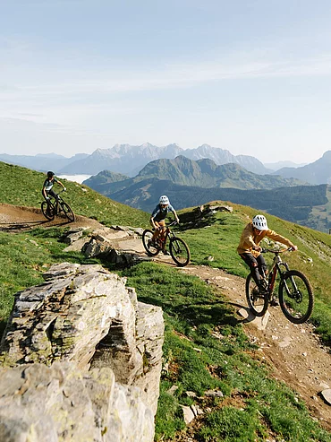 Drei Jugendliche beim Biken in Saalbach Hinterglemm