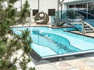 Outdoor Pool im Hotel Unterschwarzachhof