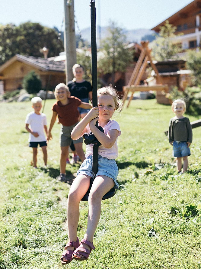 Familienurlaub Kinder auf dem Spielplatz beim Hotel Unterschwarzachhof in Saalbach Hinterglemm