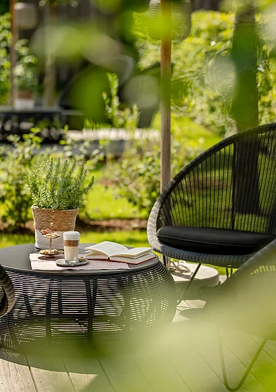 Loungemöbel im Garten des Hotel Unterschwarzachhof in Saalbach Hinterglemm im Sommer