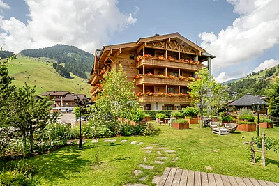 Außenansicht des Hotel Unterschwarzachhof in Saalbach Hinterglemm im Sommer