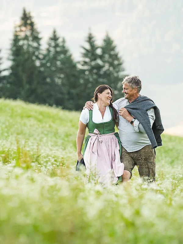 Jacky und Toni Hasenauer auf einer Wiese im Hotel Unterschwarzachhof