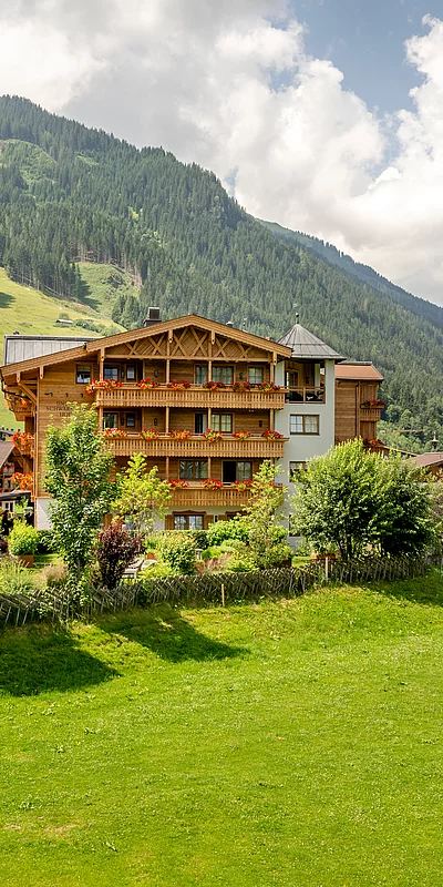 Außenansicht des Hotel Unterschwarzachhof in Saalbach Hinterglemm im Sommer