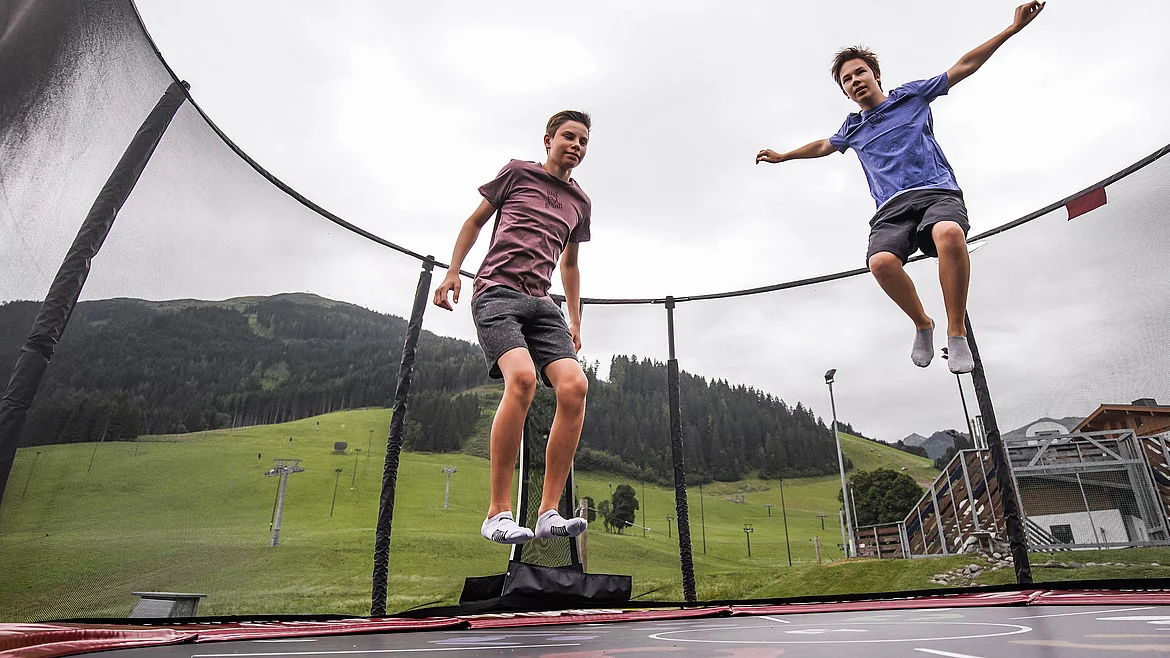 Jugendliche auf dem Trampolin im Hotel Unterschwarzachhof
