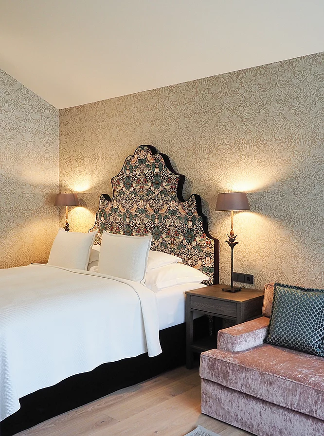 Zimmer & Suiten Doppelbett in der Familiensuite Deluxe im Hotel Unterschwarzachhof