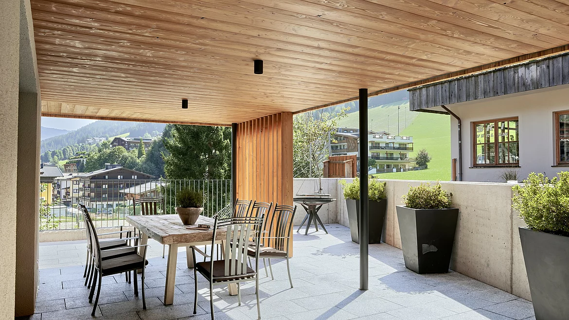 Terrasse und Sitzgarnitur Mitarbeiterwohnhaus Unterschwarzachhof Saalbach Hinterglemm