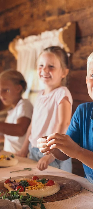 Kinder beim Pizza backen in der Kinderalm im Hotel Unterschwarzachhof