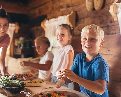 Children making pizza in the Kinderalm in Hotel Unterschwarzachhof
