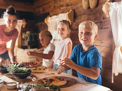 Kinder beim Pizza backen in der Kinderalm im Hotel Unterschwarzachhof