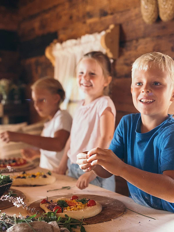 Children making pizza in the Kinderalm in Hotel Unterschwarzachhof