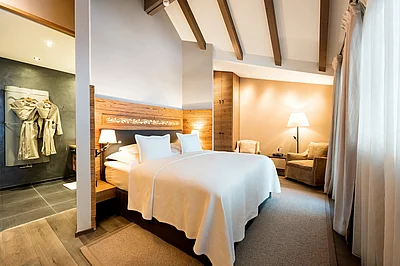 Doppelbett in der Premium Familiensuite im Hotel Unterschwarzachhof