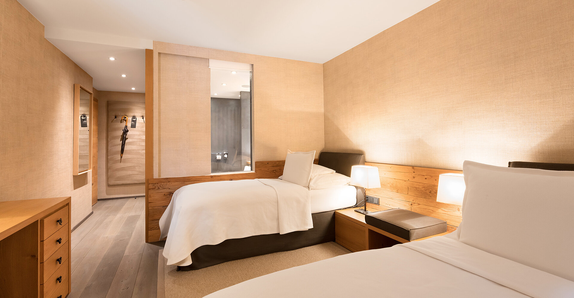 Zwei Einzelbetten in der Premium Suite Schwalbennest im Hotel Unterschwarzachhof