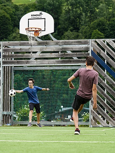 Jugendliche beim Fußball spielen im Hotel Unterschwarzachhof