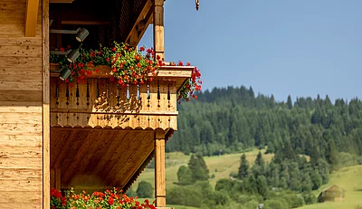 Außenansicht des Hotel Unterschwarzachhof in Saalbach Hinterglemm im Sommer