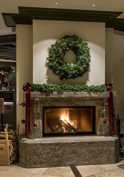 Ein Kamin in der Apotheka Bar im Hotel Unterschwarzachhof Saalbach Hinterglemm