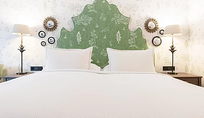 Bett im Doppelzimmer Premium im Hotel Unterschwarzachhof