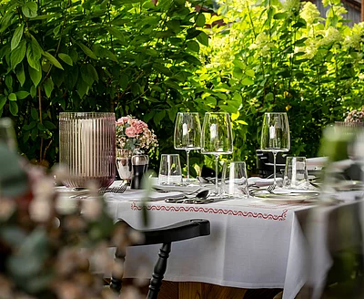 Gedeckter Tisch auf der Terrasse des Hotel Unterschwarzachhof Saalbach Hinterglemm