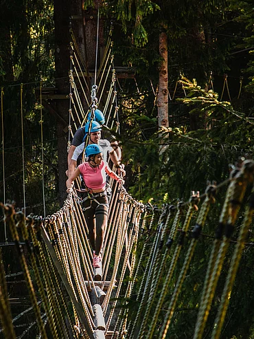 Jugendliche im Hochseilgarten in Saalbach Hinterglemm