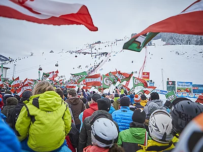 Skifans am Pistenrand in Saalbach Hinterglemm