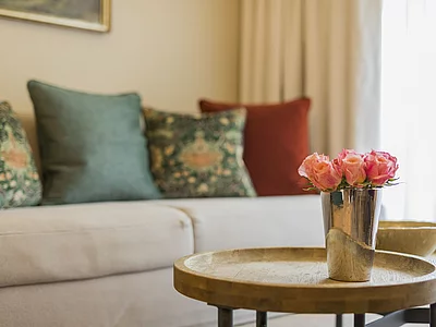 Rosen am Beistelltisch in der Familiensuite Deluxe im Hotel Unterschwarzachhof