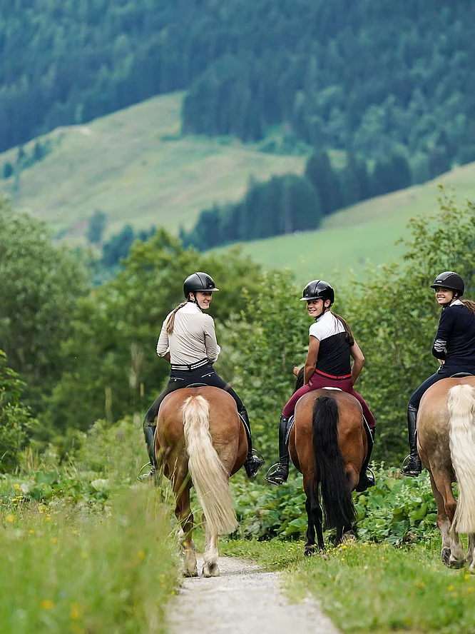 Reiten im Urlaub Jugendliche beim Ausritt mit Pferden im Hotel Unterschwarzachhof