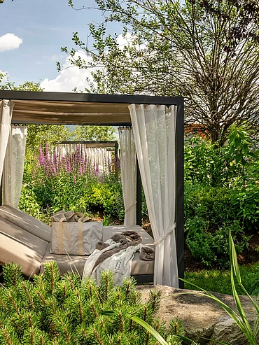 Outdoorlounge beim Außenpool im Hotel Unterschwarzachhof