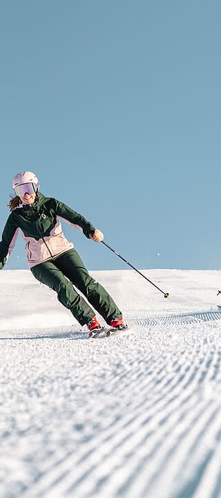 Gruppe beim Skiurlaub in Saalbach Hinterglemm im Winter