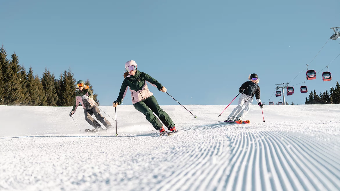 Gruppe beim Skiurlaub in Saalbach Hinterglemm im Winter