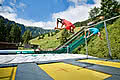 Teenager beim Trampolinspringen in Jump & Slide Park in Saalbach