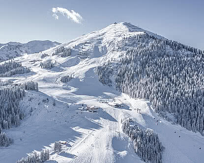 Berglandschaft und Skipisten in Saalbach Hinterglemm